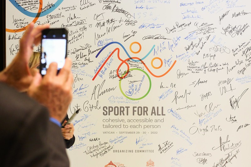 Papa nos encoraja a fazer do esporte uma casa para todos, aberta e acolhedora